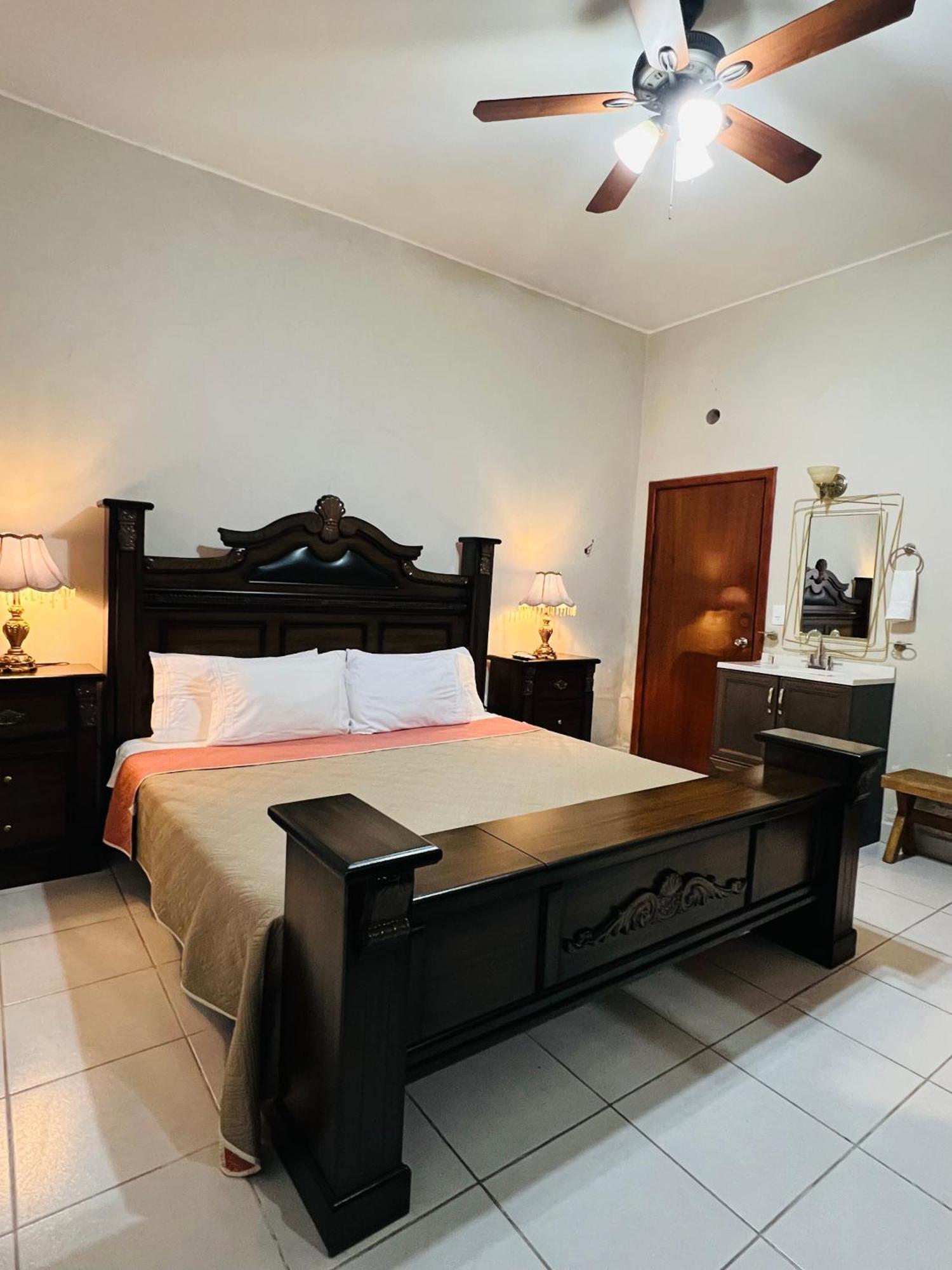 Hosteria Casa Marquez Леон Экстерьер фото