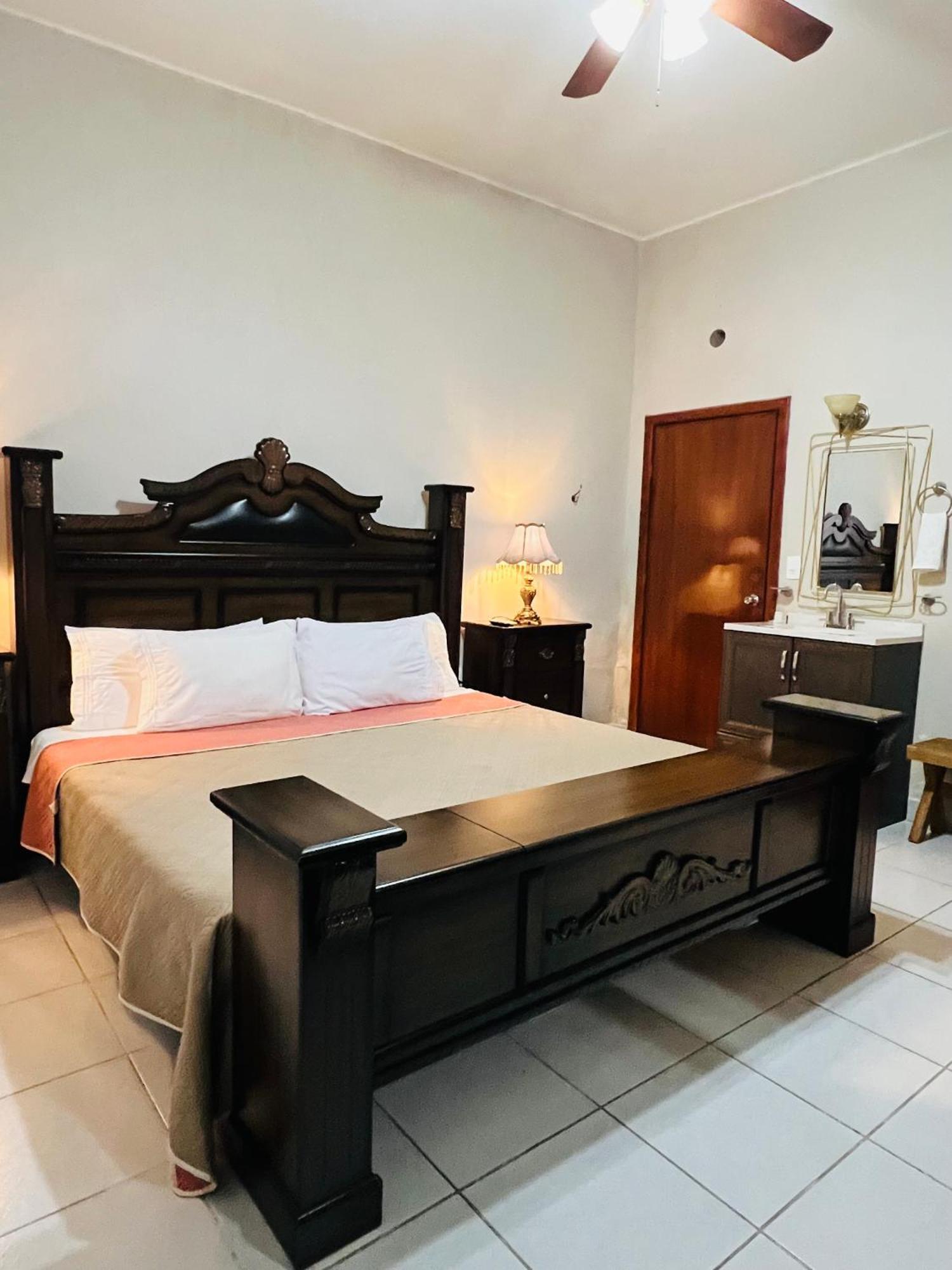 Hosteria Casa Marquez Леон Экстерьер фото