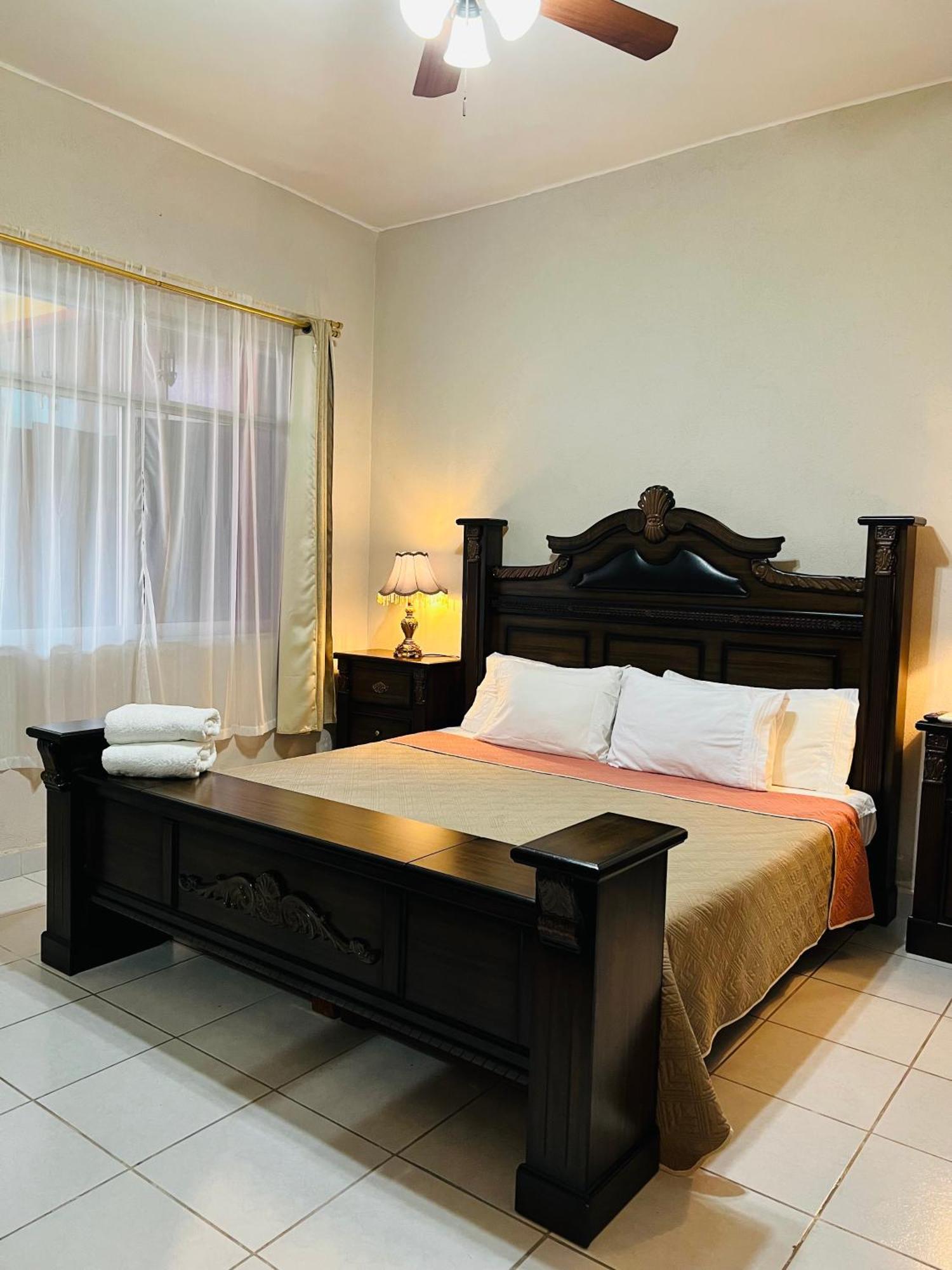 Hosteria Casa Marquez Леон Экстерьер фото