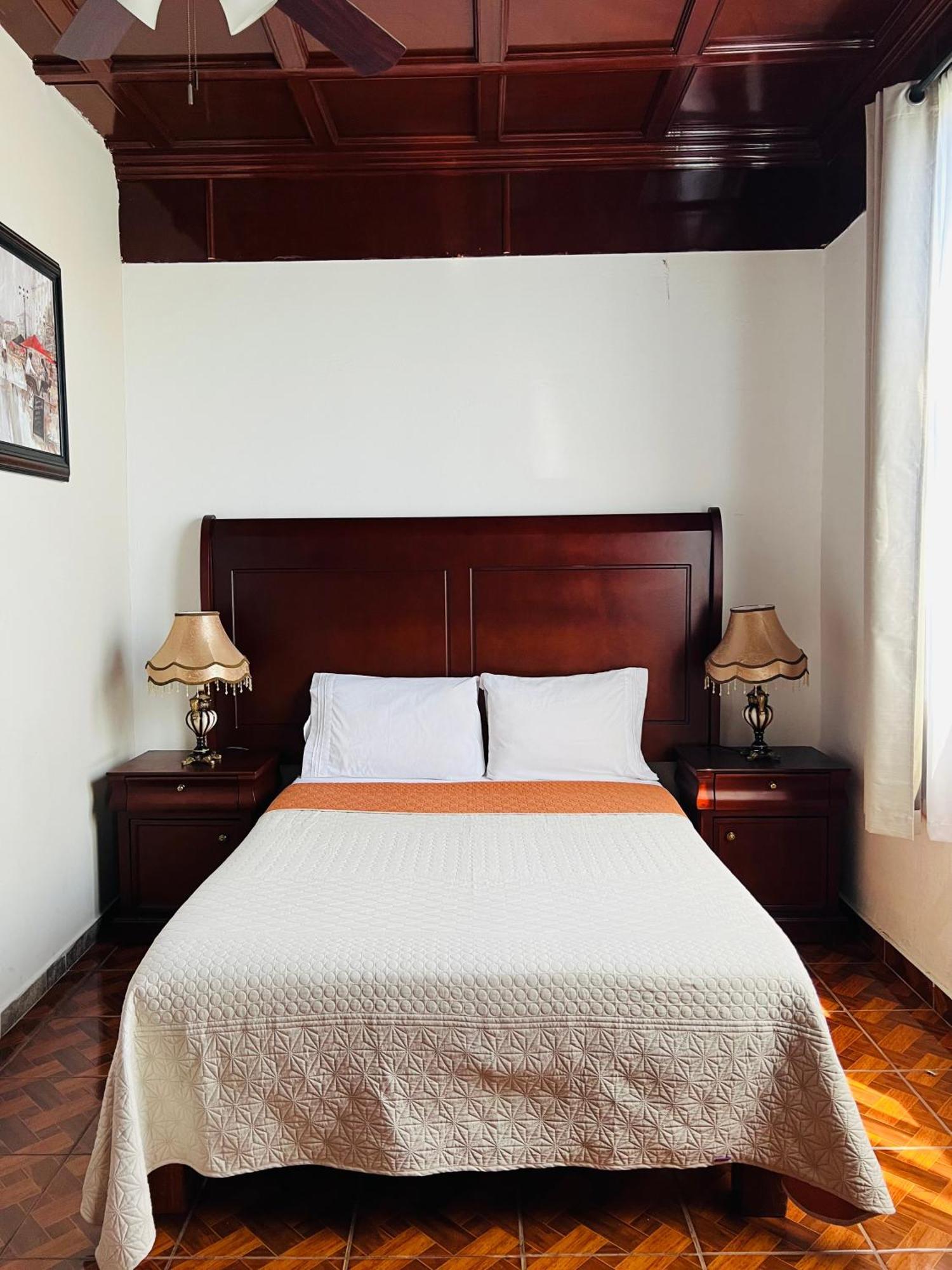 Hosteria Casa Marquez Леон Экстерьер фото